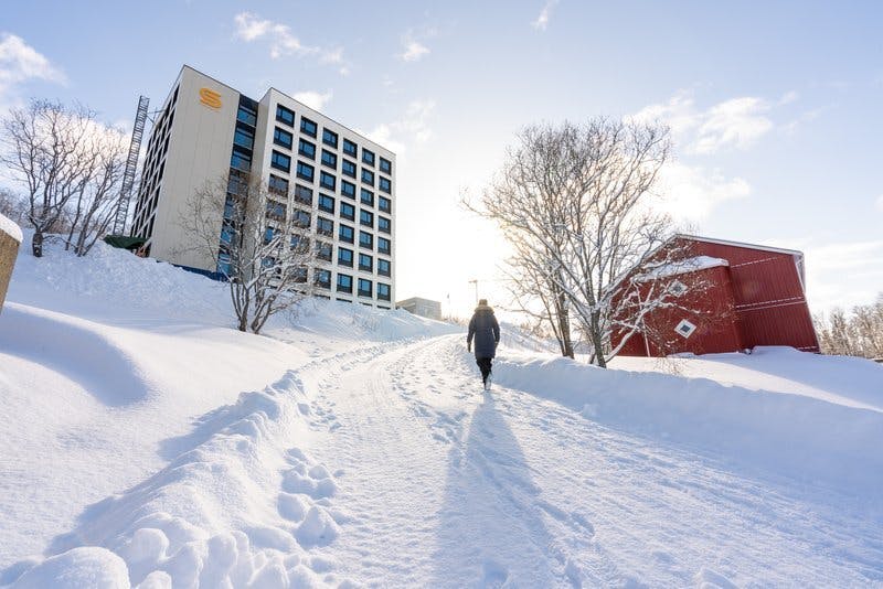 Asgaedvegen bolig Tromso leilighet hybel kollektiv ute vinter fasade 2 blokk