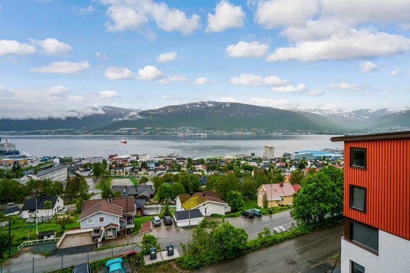 Ovre breivang bolig Tromso hybel leilighet utsikt sommer