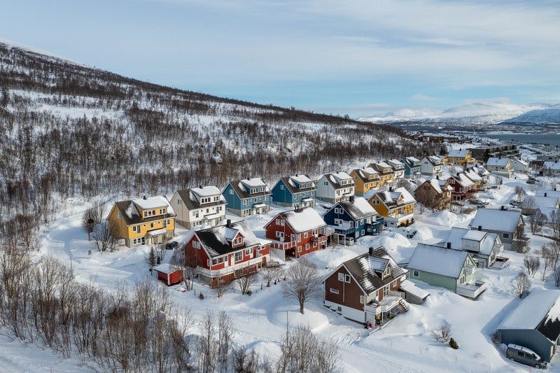 Storelva bolig Tromso leilighet hybel kollektiv fasade ute vinter drone