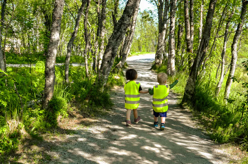 To barn gjennom skogen Prestvannet studentbarnehage