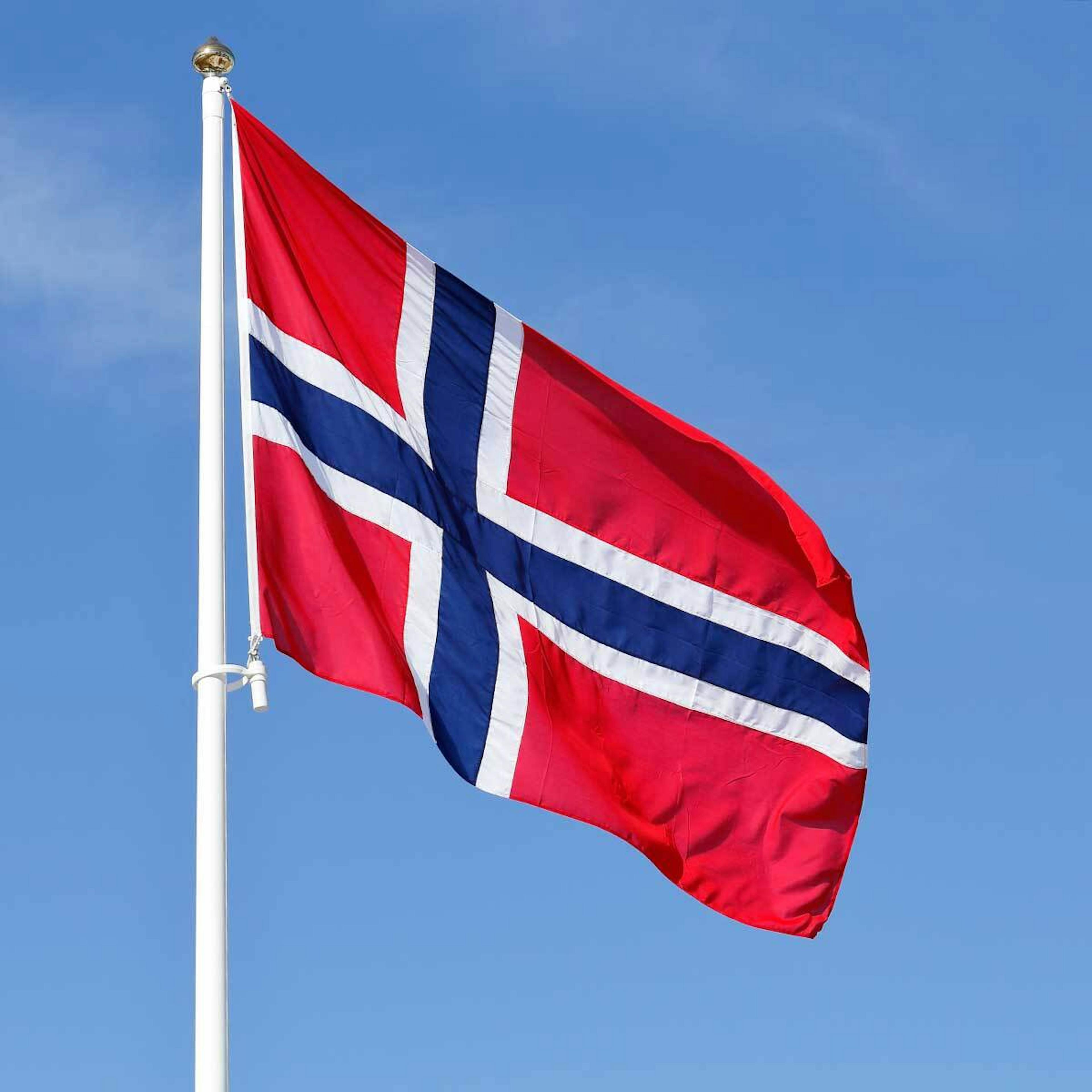 Norge flagg blaa himmel