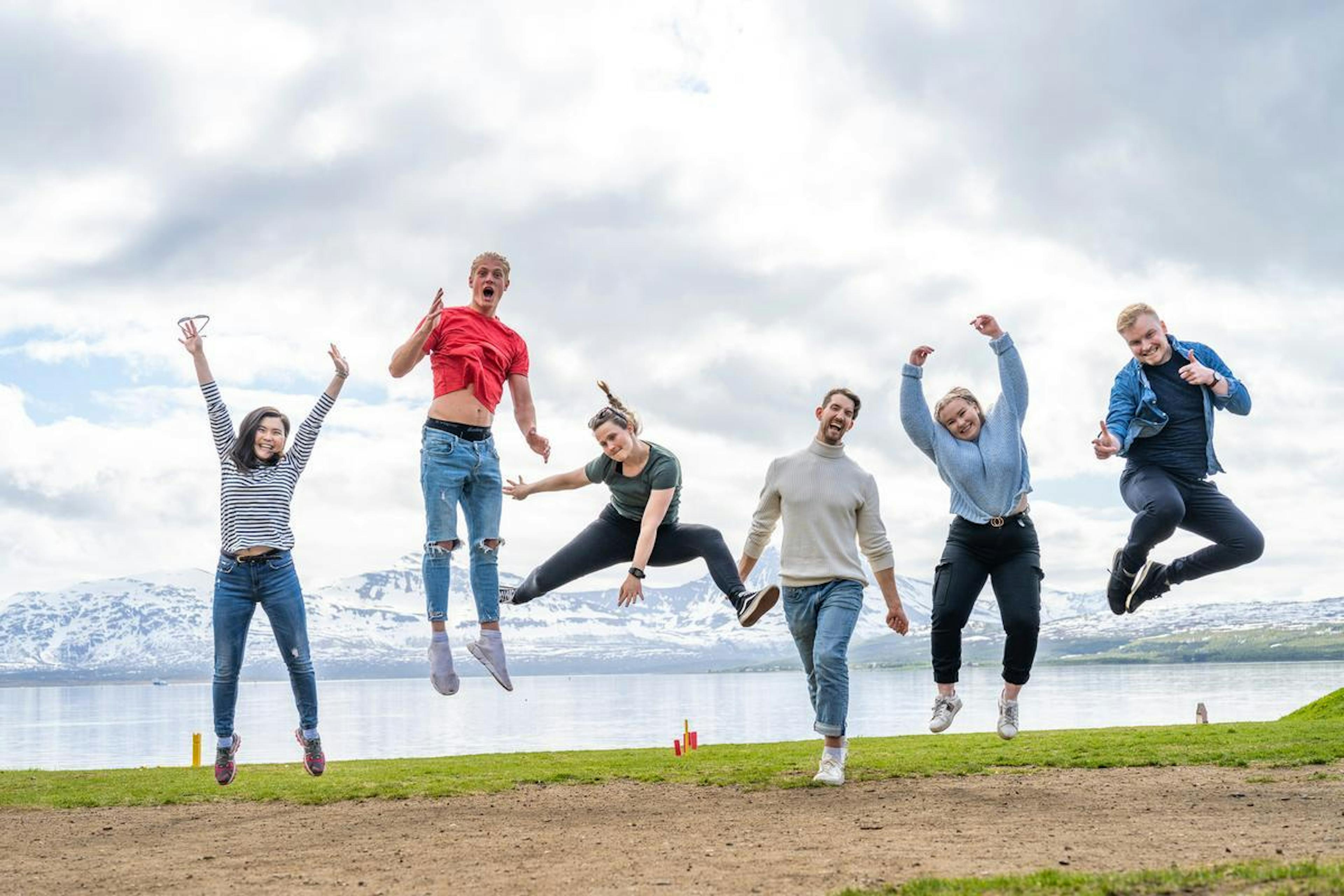 Studenter hoppende glad Bolyst Samskipnaden